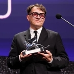 　第８３回ベネチア国際映画祭で銀獅子賞（監督賞）を受賞したイリヤ・フルジャノフスキー監督＝１２日、イタリア・ベネチア（ロイター＝共同）