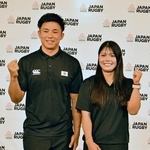 　写真に納まるラグビー７人制日本代表で男子の古賀由教（左）と女子の須田倫代＝１３日、東京都中央区