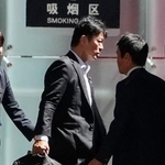 　北京の空港に到着した日中友好議員連盟の高村正大・前法務副大臣（中央）＝１３日（共同）