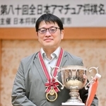 　第８０回全日本アマチュア将棋名人戦で優勝し、トロフィーを手にする天野啓吾さん＝１３日、山形県天童市