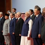 　１３日、インドの首都ニューデリーで、ＢＲＩＣＳ首脳会議２日目に参加したインドのモディ首相（前列右から３人目）、中国の習近平国家主席（同２人目）、ロシアのプーチン大統領（同４人目）ら（ロイター＝共同）