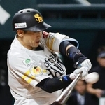 　３回ソフトバンク２死満塁、山本祐が右越えに２点二塁打を放つ＝みずほペイペイドーム