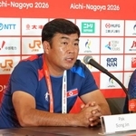 　記者会見する北朝鮮サッカー女子代表のパク・ソンジン監督＝１３日午後、大阪市内