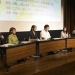 　ジェンダーギャップを考えるシンポジウムの討論で登壇した富山県内の大学生らと西経子副知事（左端）＝１３日午後、富山市