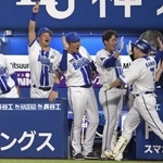 　１回、先制満塁本塁打を放った佐野（右端）を迎えるＤｅＮＡナイン＝横浜