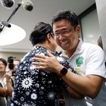 　沖縄県知事選で初当選を決め、祝福される古謝玄太氏＝１３日夜、那覇市