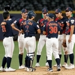 　決勝の韓国戦の２回、先制を許しマウンドに集まる高校日本代表ナイン＝台北（共同）