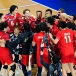 　バレーボール男子アジア選手権の決勝でイランを破って優勝し、喜ぶ日本代表の選手たち。ロサンゼルス五輪出場権を獲得した＝１３日、北九州市立総合体育館