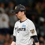 　中日に敗れ、引き揚げる阪神・藤川監督＝甲子園