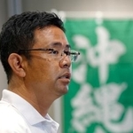 　沖縄県知事選で初当選を決め、取材に応じる古謝玄太氏＝１３日夜、那覇市