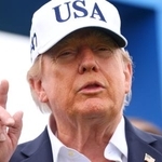 　訪問先のアイルランドで記者の質問に答えるトランプ大統領＝１３日、ドンベッグ（ＡＰ＝共同）