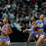 　２００ｍを制し、女子短距離２冠のメリッサ・ジェファーソンウッデン（左）＝１３日、ブダペスト（ＡＰ＝共同）