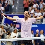 　テニスの全米オープン、決勝でベン・シェルトンを破り、初優勝を決めたアレクサンダー・ズベレフ＝１３日、ニューヨーク（ロイター＝共同）