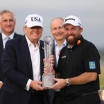 　ゴルフのアイルランド・オープンで優勝したシェーン・ローリー（右）にトロフィーを手渡すトランプ大統領＝１３日、ドンベッグ（ゲッティ＝共同）