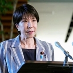 　沖縄県知事選に関し、記者団の取材に応じる高市首相＝１４日午前、首相官邸