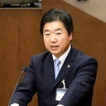 　水戸市議会で次期市長選不出馬を表明する高橋靖市長＝１４日午前