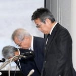 　浜岡原発の耐震データ不正を巡り、記者会見で謝罪する中部電力の（手前から）林欣吾社長、勝野哲会長＝１４日午後、名古屋市