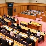 　全国初となる罰則付きカスハラ防止条例案が提出された三重県議会＝１４日午前