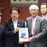 　金子国交相（中央左）に提言書を手渡すＪＡＰＩＣの進藤孝生会長（同右）＝１４日午後、国交省