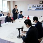 　自民党本部で開かれた台湾・民進党との会合。左上はあいさつする鈴木前法相＝１４日午前、東京・永田町