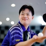 　卓球のラケットとボールを手にポーズをとる中村遼介さん＝８月、名古屋市
