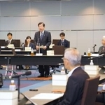 　法制審議会の総会であいさつする平口法相（中央）＝１４日午後、法務省
