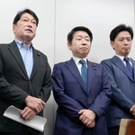 　税制協議会後、記者団の取材に応じる（左から）自民党の小野寺税調会長、日本維新の会の梅村税調会長ら＝１４日午後、国会