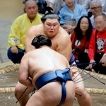 　琴勝峰（手前）を攻める大の里。押し出しで下す＝両国国技館