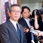 　自民党本部で記者団の取材に応じる福岡県連の松本国寛会長＝１４日午後、東京・永田町