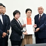 　国光文乃外務副大臣（右から３人目）に声明を手渡す「人権外交を超党派で考える議員連盟」共同会長の中谷元・前防衛相（同２人目）＝１４日午後、外務省