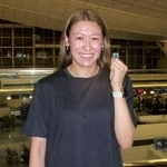 　出国前に取材に応じ、ポーズをとるバレーボール女子日本代表主将の石川真佑＝１４日、羽田空港
