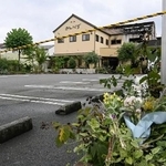 　花束が手向けられた事件現場のケーキ店＝１１日午後、岐阜県本巣市