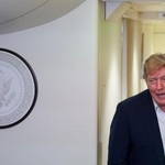 　大統領専用機内で報道陣に話すトランプ米大統領＝１３日（ゲッティ＝共同）