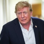 　１３日、米大統領専用機で記者団に話すトランプ氏（ゲッティ＝共同）