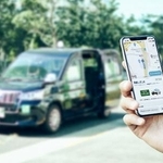 　「ＧＯ」が展開するタクシー配車アプリのスマートフォン画面（手前）と対応車両