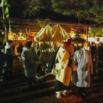 　上遷宮式で御影堂から御社へ移されるご神体＝１４日深夜、和歌山県高野町