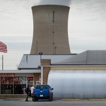 　米インディアナ州にある火力発電所の冷却塔＝１４日（ゲッティ＝共同）
