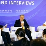 　中国・北京で開かれた「香山フォーラム」で発言する鳩山由紀夫元首相（中央）＝１５日（共同）
