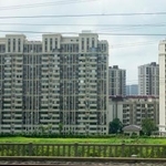 　中国江蘇省南京市の高層マンション＝８月（共同）