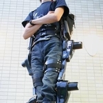 　筑波大サイバニクス研究室が開発したロボットスーツ「ＨＡＬ-３」（同研究室提供）