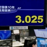 　長期金利の指標となる新発１０年債の利回りが一時３・０２５％をつけたことを示すモニター＝１５日午後、東京都港区の外為どっとコム