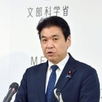 　記者会見する松本文科相＝１５日午前、文科省