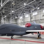 　航空自衛隊三沢基地で報道陣に公開された無人偵察機グローバルホーク＝２０２３年１月、青森県三沢市