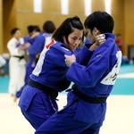　練習する阿部詩（左）＝味の素ナショナルトレーニングセンター
