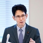 　会合後、記者団の取材に応じる中道改革連合の階幹事長＝１５日午後、国会