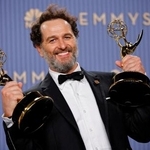 　第７８回エミー賞で、２部門で主演男優賞に輝いたマシュー・リスさん＝１４日、米カリフォルニア州ロサンゼルス（ロイター＝共同）