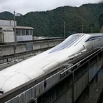 　山梨リニア線に停車するリニア中央新幹線試験車両＝１５日午後、山梨県都留市