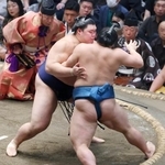 　大の里（左）が押し出しで琴栄峰を下す＝両国国技館