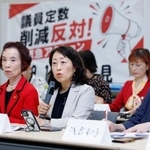 　議員定数削減に反対する研究者らの記者会見で、発言する上智大の三浦まり教授（左から２人目）＝１５日午後、参院議員会館