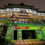 　「あいち・なごやアート＆ライツ」の点灯式で、城などのデジタルアートで彩られた愛知県庁＝１５日夜、名古屋市
